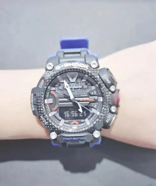 卡西欧手表克莱因蓝颜色超好看碳纤维表盘