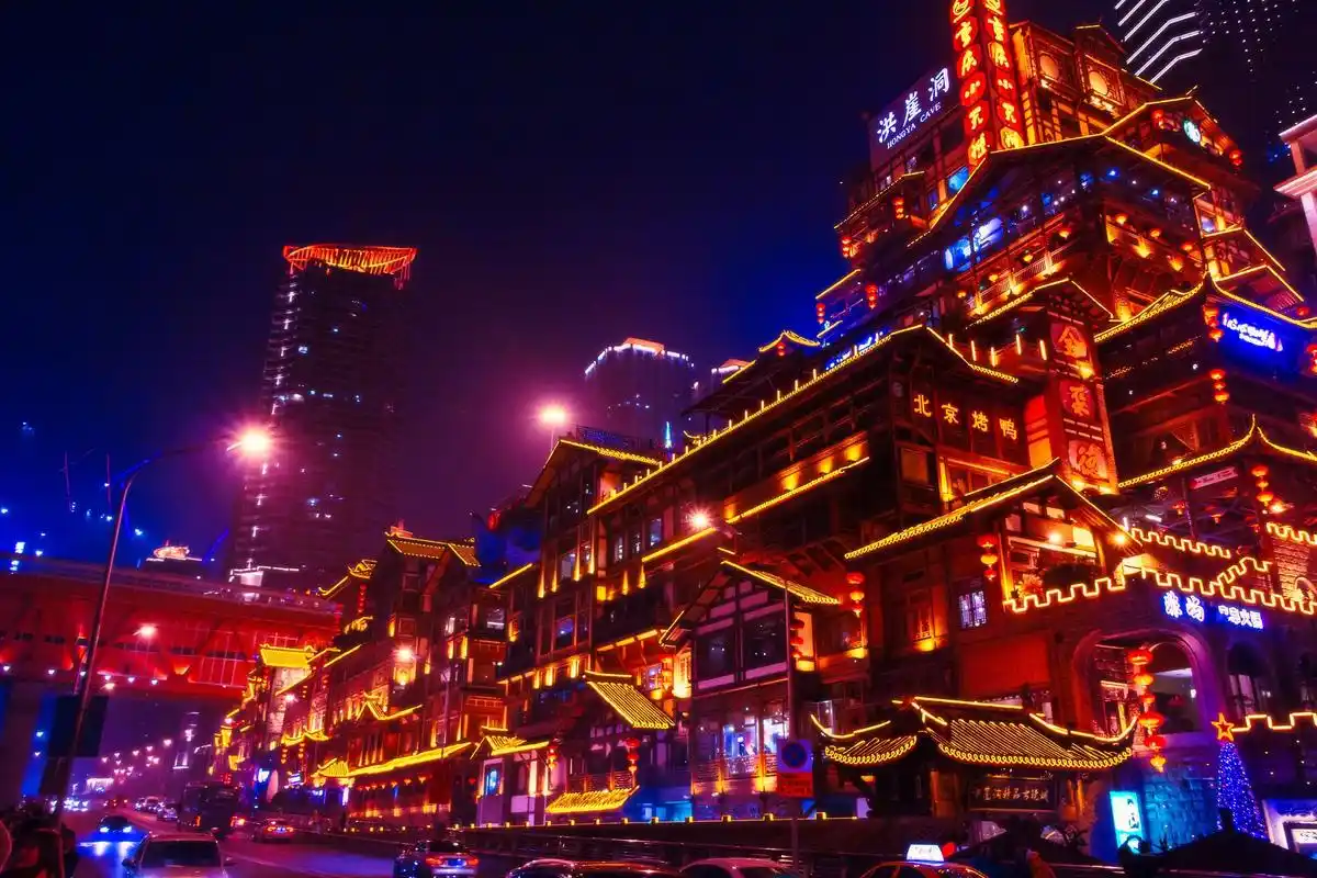 原创重庆这个景点火了,吊脚楼顶上是公路,从臭水沟变成网红景点