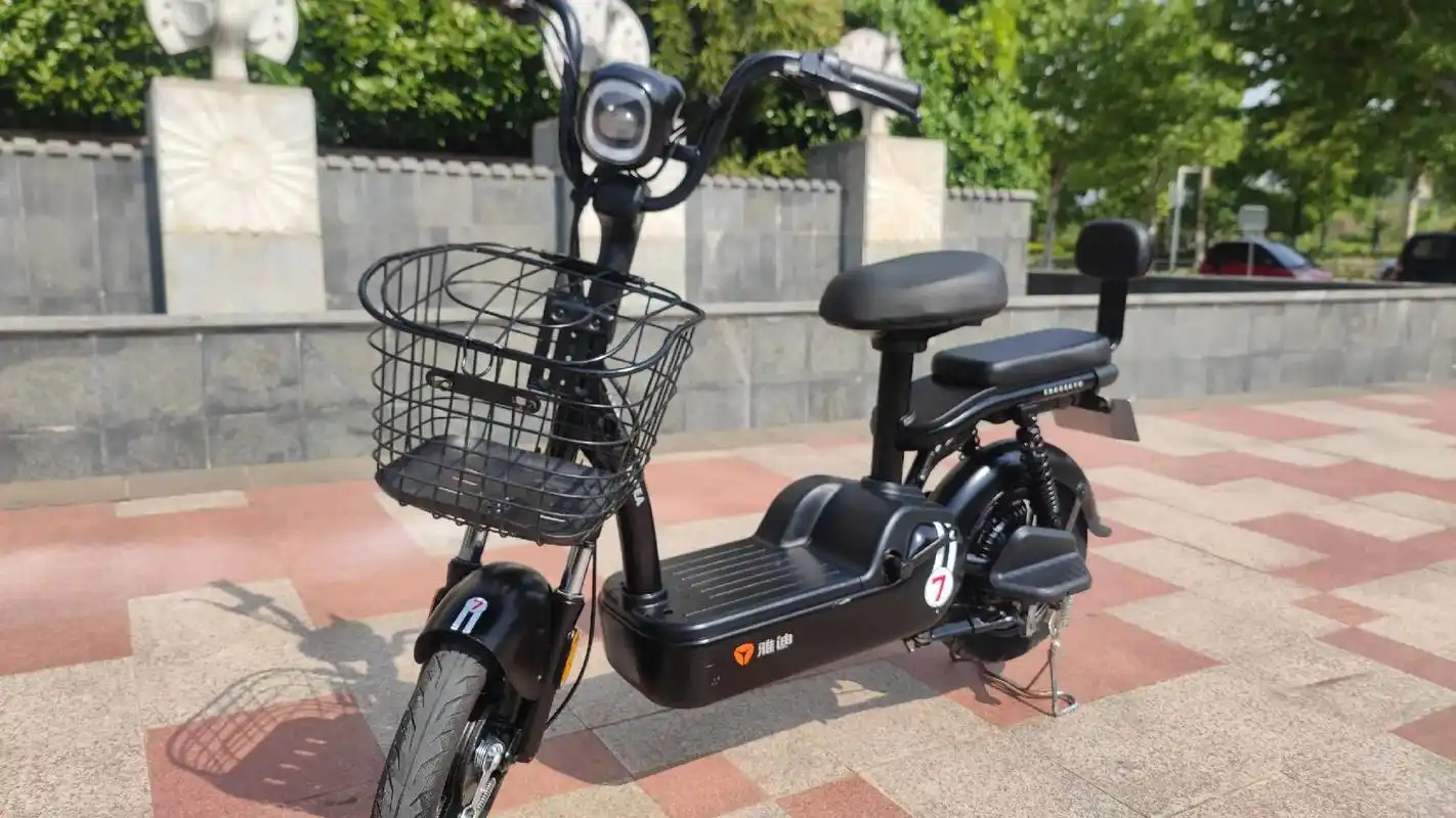 01雅迪冠能小金鼠 950拿走9成新有牌.雅迪48v小车   - 抖音