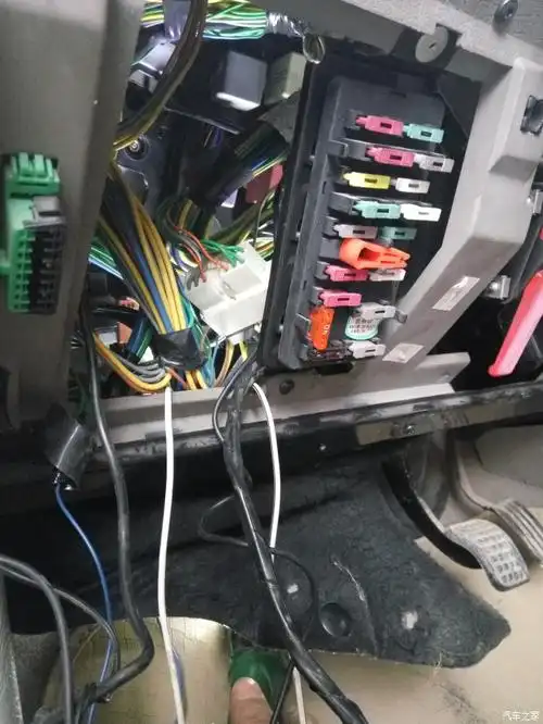 闪光继电器的具体位置在哪里?