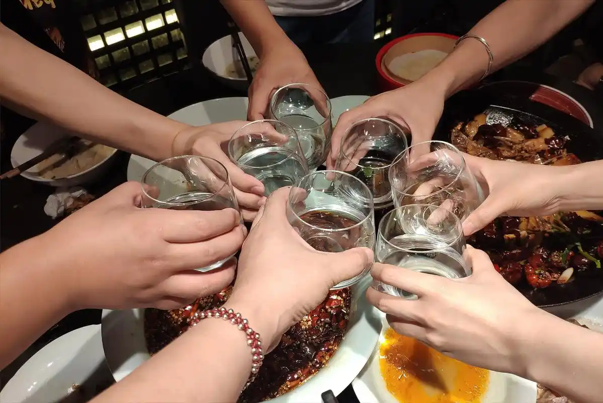 经常会有各种酒局,大部分人一般都是默默的举杯喝酒,也不敢自己主动站