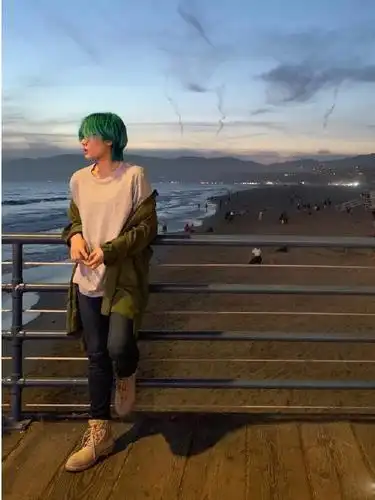 窦唯小女儿窦佳嫄近照曝光,一身卫衣搭配蓝发,神似窦靖童!