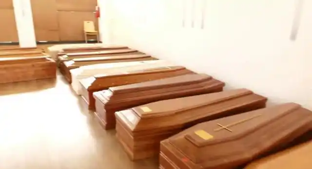 意大利殡仪馆内密密麻麻摆满了待火化棺材,被迫停止接收新棺材