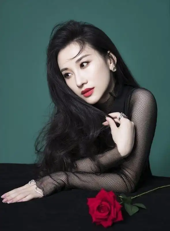 朱子岩性感红唇撩人写真,若隐若现的黑丝纱裙,更显妩媚动人
