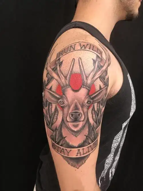 男生手臂上彩绘点刺简单线条植物英文和鹿纹身图案