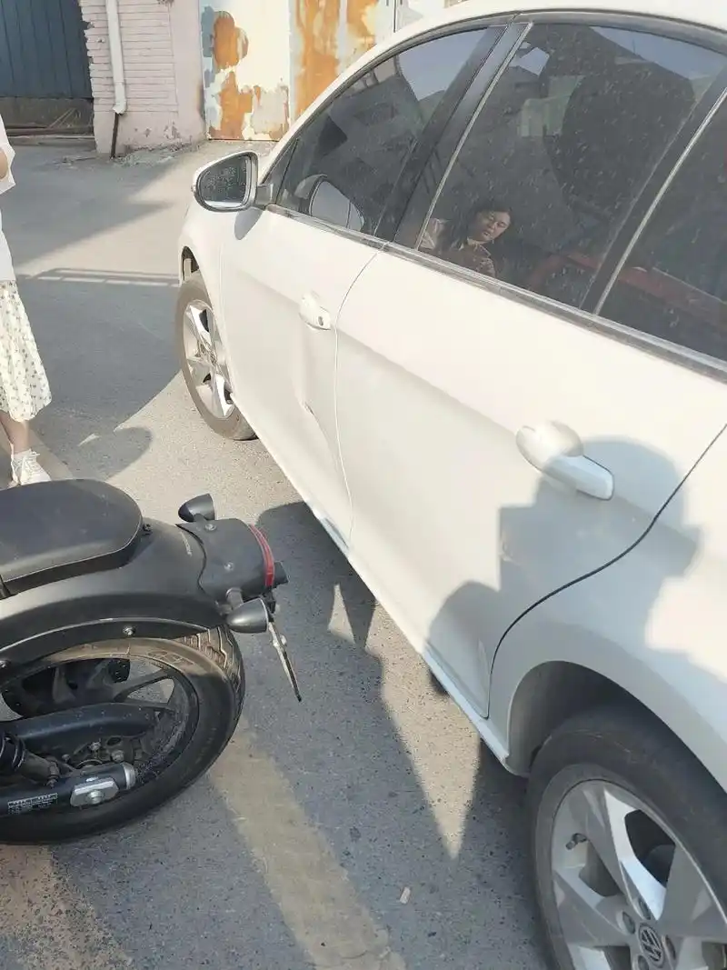 早晨骑车上班到单位了,小摩托倒车把同事的车给撞了,122报警 - 抖音
