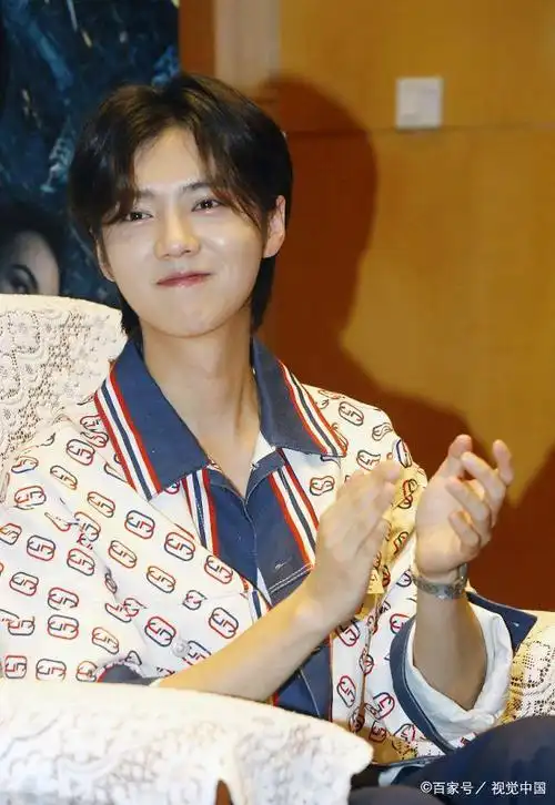 鹿晗这妆一卸真的成女生了?