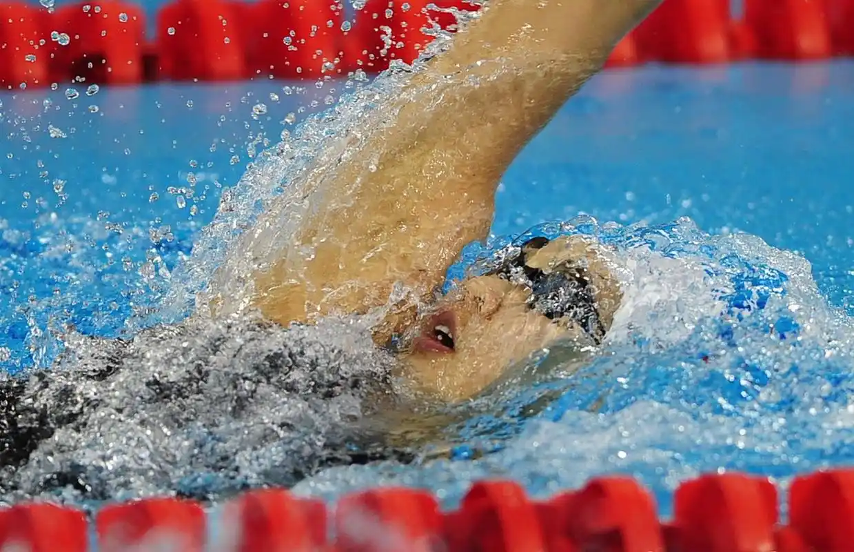 ai体育视野# 奥运会游泳比赛中在水中出发的泳姿是  奥运会游泳比赛