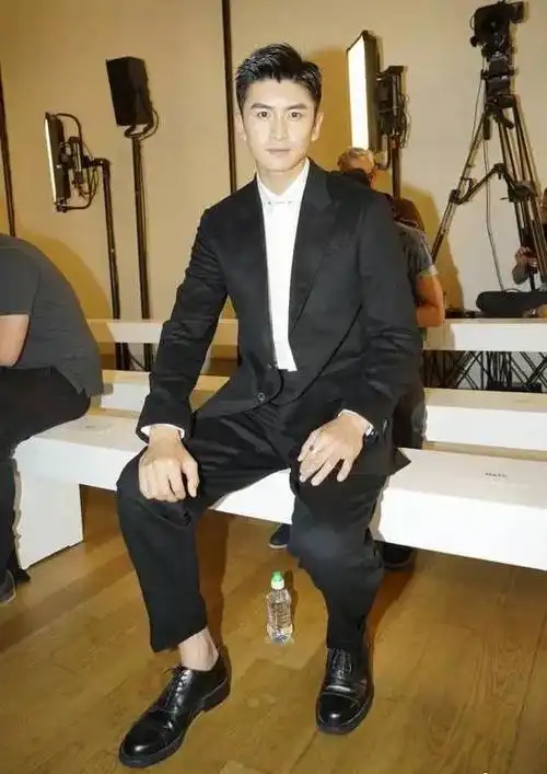 张云龙 正襟危坐,勇敢的直视镜头,好像在说:老子总算来时装周蹭个热度