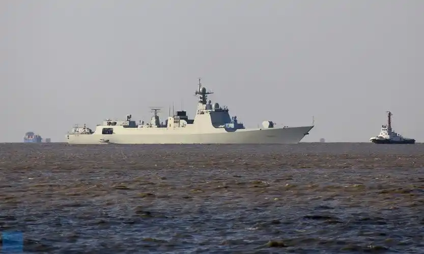 直击052d新驱逐舰回收小艇全过程