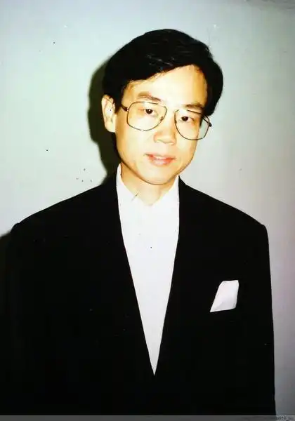 74岁黄百鸣夜店与美女耳鬓厮磨!曾与多个辣妹游艇狂欢!