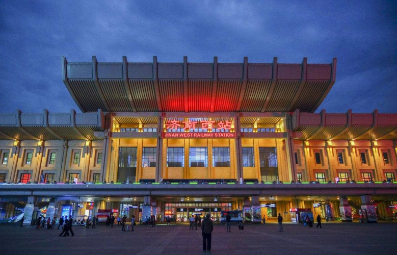 济南西站6岁女童突然独自下车,爷爷奶奶却"落"车上了