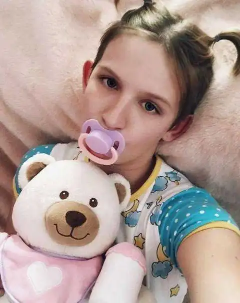 美国24岁女子痴迷穿纸尿裤扮婴儿 称有助于缓解压力