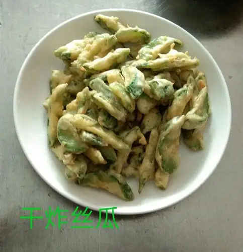 油温烧至六成热时,将拌好的丝瓜分下锅,分两次下锅炸至金黄捞出.