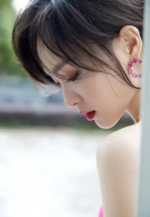 唐嫣粉红抹胸裙秀优越肩颈线 肤白貌美身材惹人羡