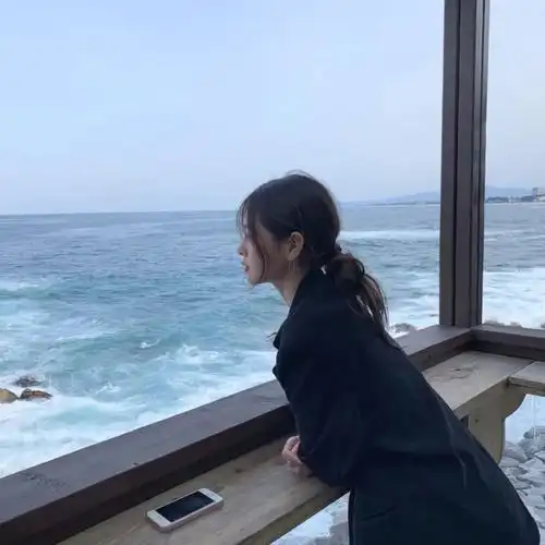 头像女生喜欢的歌静静地听喜欢的人远远的看