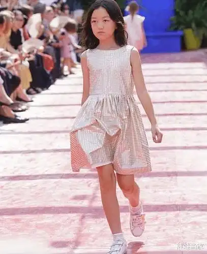 有种"发育过猛"叫胡军女儿, 看到她的泳装照, 网友: 心动的感觉