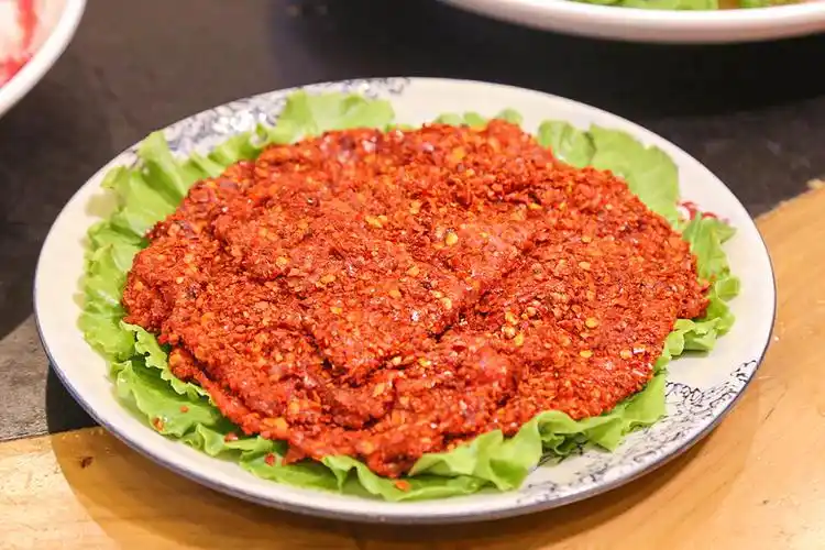 美食 正文 /辣到怀疑人生的 麻辣牛肉/  ◎ 下锅十几秒,辣椒还是完全