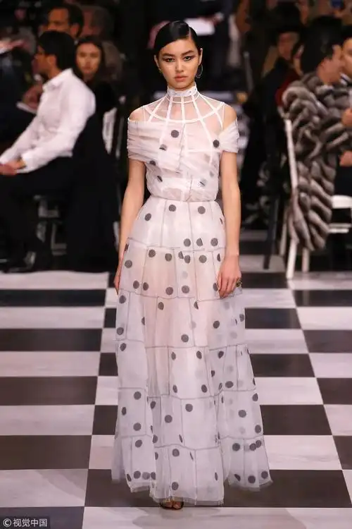 确认过眼神像戴妃这样穿波点是对的人