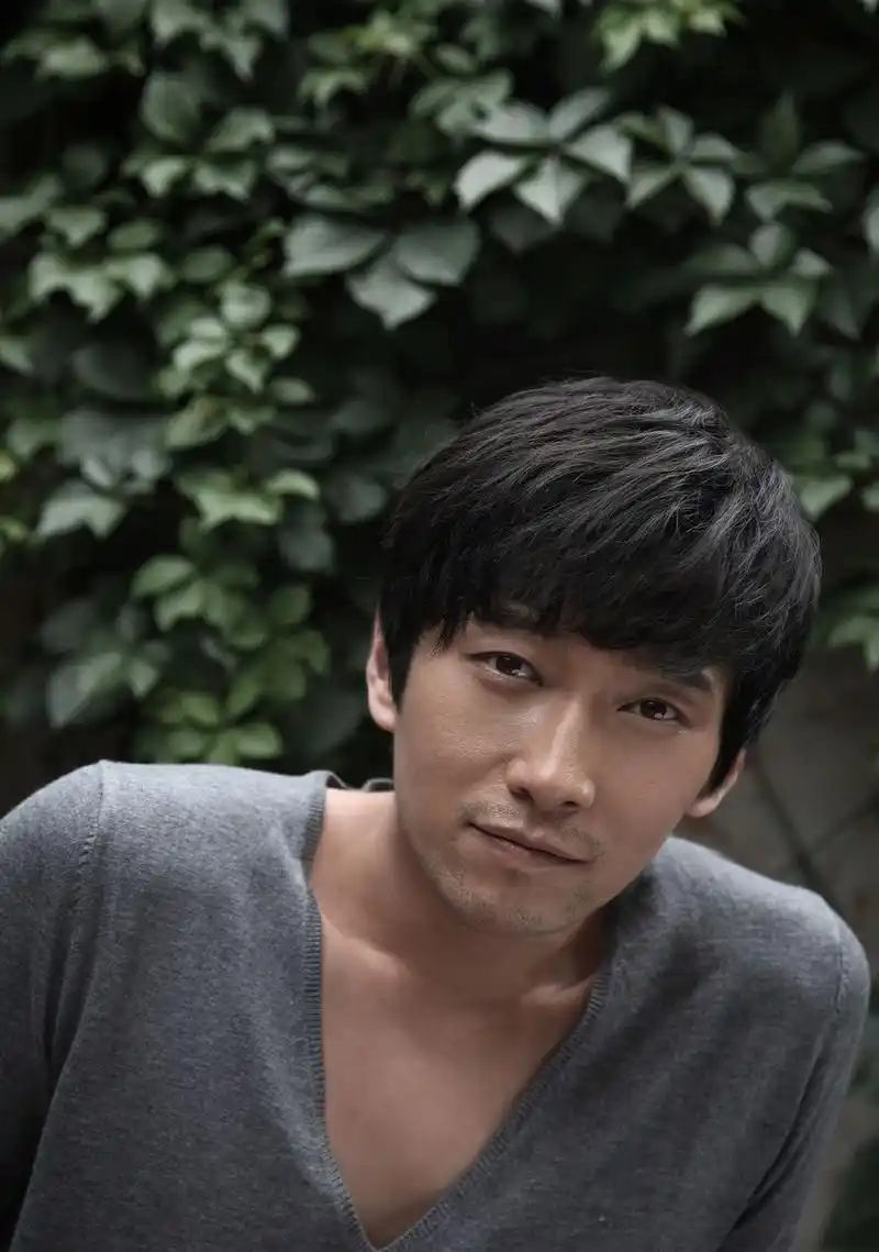 高清组图:满江化身纯爷们 淡定内敛胸肌隐现_高清图集_新浪网