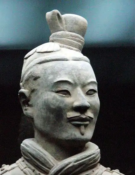 发型之谜   兵马俑的发型可分为三类:第一种发型是将发辫交于脑后,再