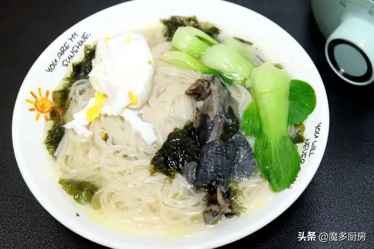 天气寒冷身体虚弱,来一碗鲜美的红枣乌鸡汤吧!汤鲜味美做法简单