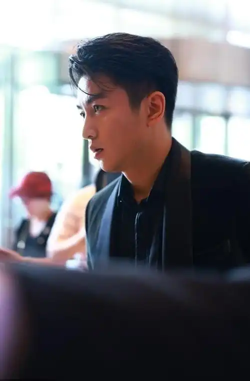 陈晓绅士穿搭造型要火纯黑西装搭配太迷人清爽不油腻