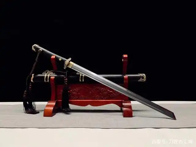 「鉴赏」20寸简装唐横刀 扭转纹烧刃研磨