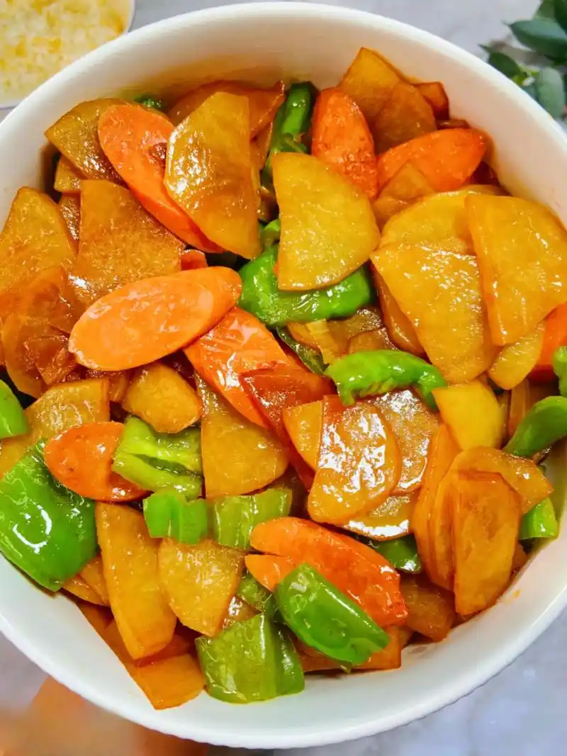 我妈做了十几年的青椒火腿炒土豆片!