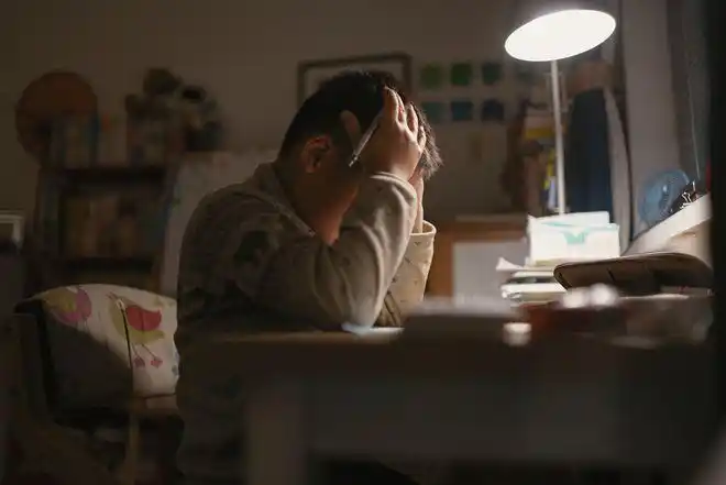 2019年12月28日,浙江湖州,一位四年级小学生晚上放学回家后挑灯写作业