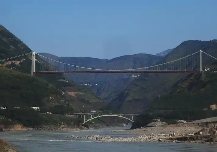 葫芦口大桥上面的是新大桥下面的是老大桥新大桥已经启用老桥已经被