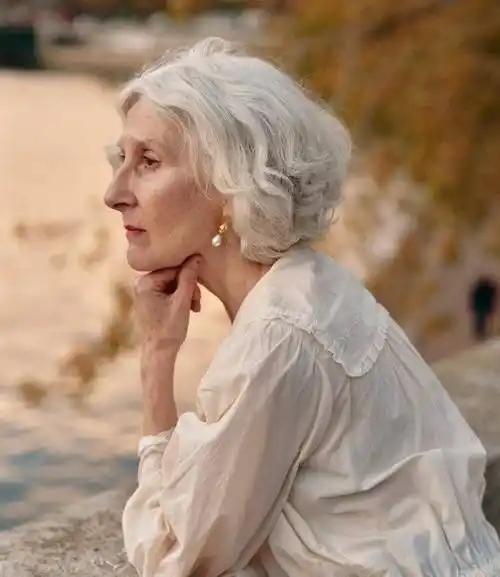 这位白发老奶奶的气质和年轻人一样,短卷发很有洋气_发型_头发_女性