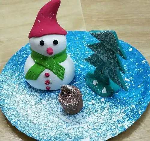 幼儿彩泥作品"堆雪人"