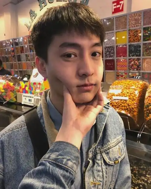 被称"台大吴彦祖",92年台大校草肌肉颜值俱佳|生活照_网易订阅