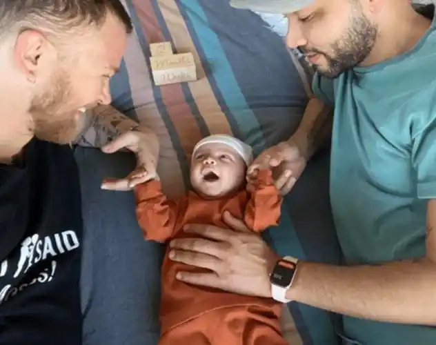 两年前美国男子自然怀孕生下男婴问题是孩子喊他爸还是妈