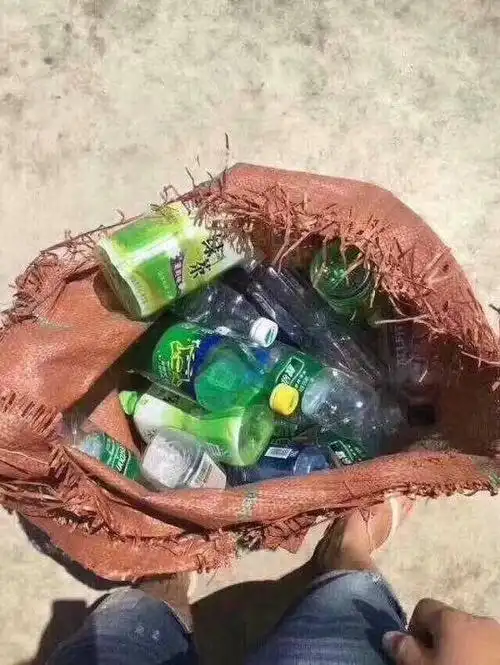 捡瓶子表情包用袋子装瓶子瓶子袋子表情