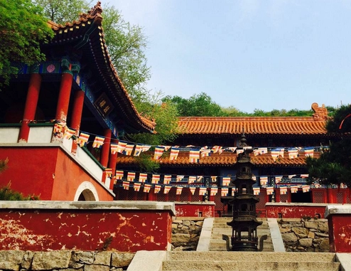 想要看佛宝舍利子不必到西藏,风景秀丽的云罩寺就有呢!