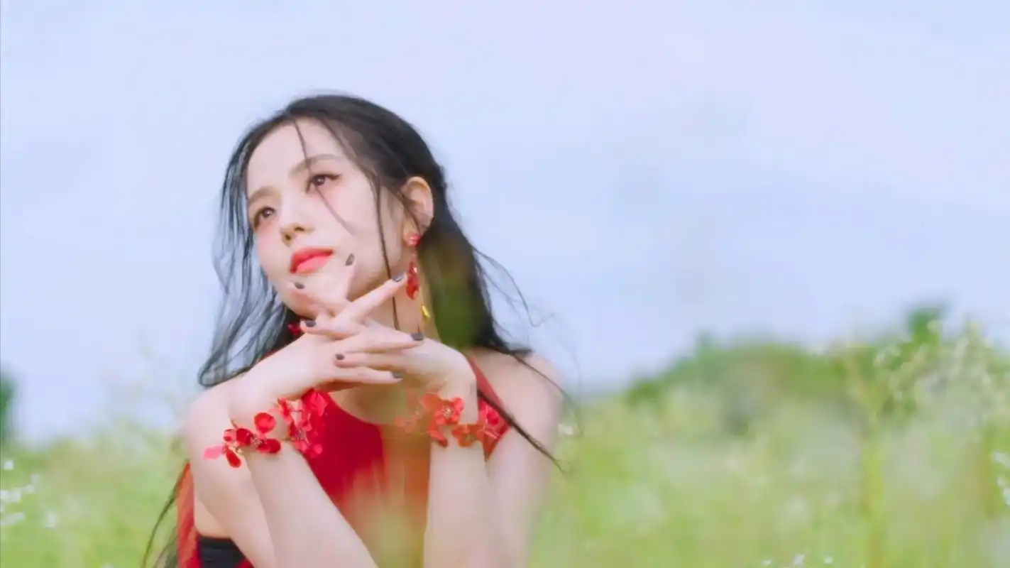 jisoo' solo 电脑壁纸🌹 脸蛋天才金智秀❤️ 红衣造型太美