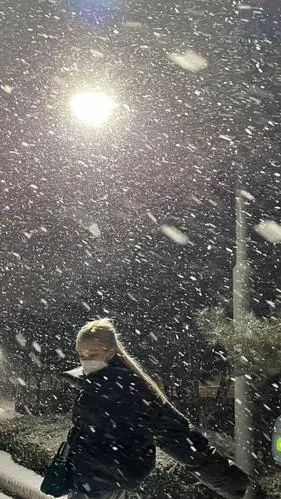 blackpink玩雪,朴彩英手接雪花太美了,jennie蹦跳开心到模糊