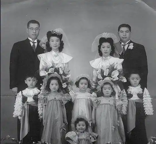 1947年杜月笙的两位公子杜维翰,杜维宁与各自新婚妻子的合影在杜月笙