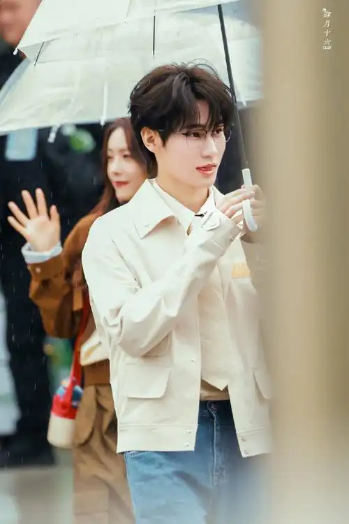 张真源戴眼镜好斯文败类##张真源撑伞氛围感路透##今日星拍放送