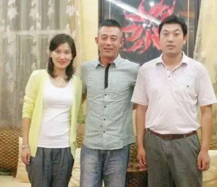 52岁侯勇:一婚娶同学,二婚娶老师,三婚娶娇妻