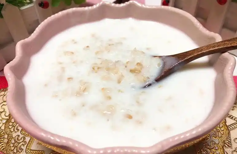 牛奶燕麦粥奶香四溢口感顺滑一次煮一大锅不够喝