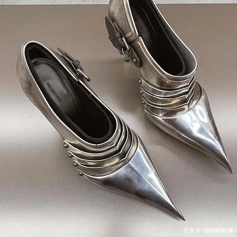 外国网友晒出40个奇怪的鞋子服装设计,一般人欣赏不了这种时尚