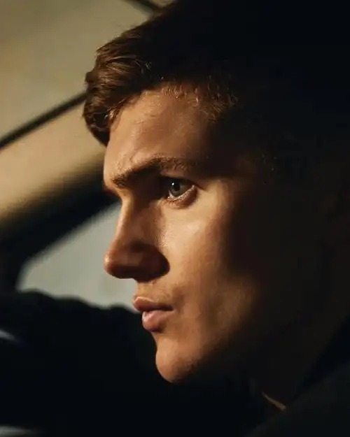 英国完美男模特弗雷迪·皮尔森跨界做演员了!