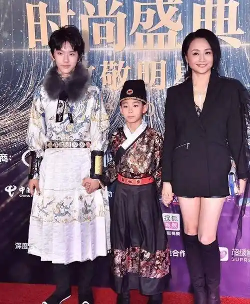 原创曹颖一家三口露面9岁儿子换新发型超清秀老公脸僵提不起精神