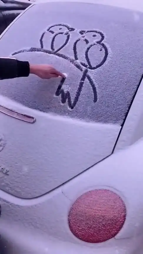 车玻璃上的简笔画可惜画的不好看希望车主看到不会打我