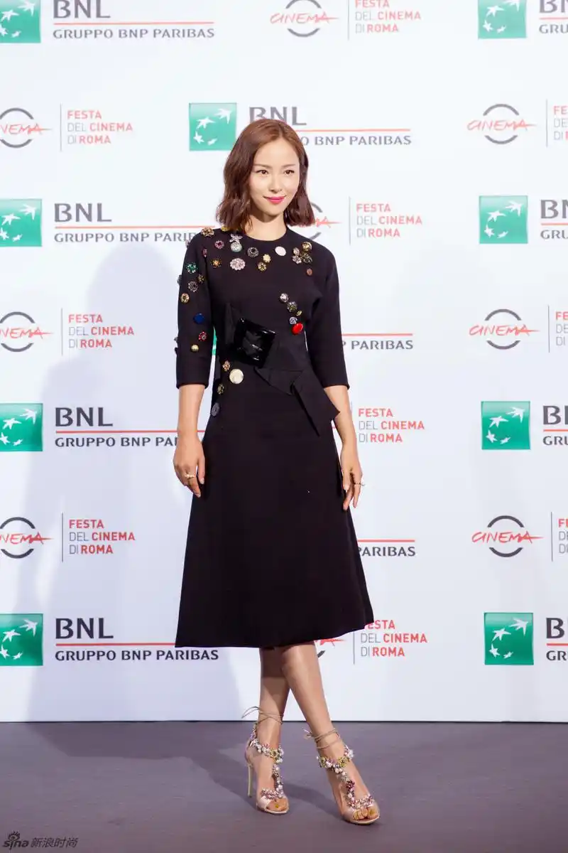 明星爱大牌:江一燕穿印花裙亮相 俏皮又时髦