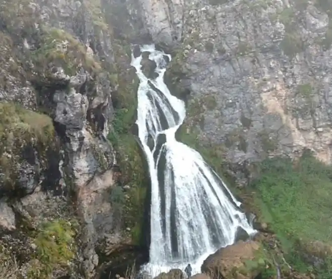 出现在雨季的"新娘瀑布",造型灵动惟妙惟肖,专家前去解开谜团