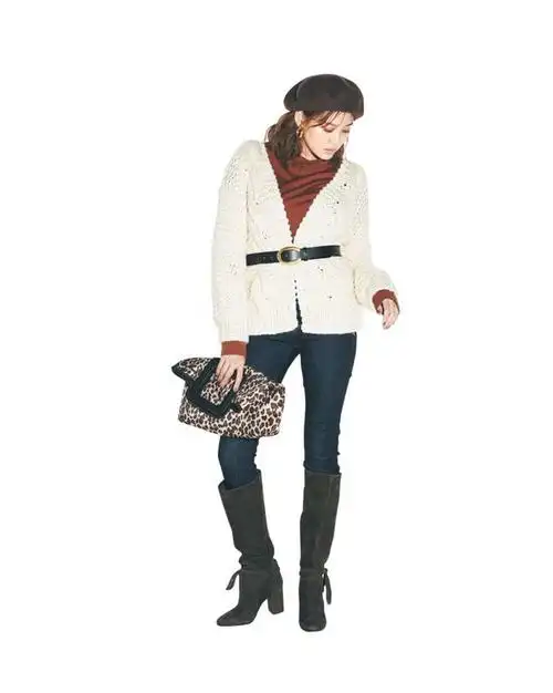 腰带系在毛衣开衫外面的高腰处,可以定位高腰线,还能抵御寒风,比敞开